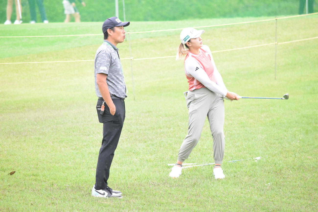 青木翔コーチ（左）にアドバイスを受ける渋野日向子（撮影・阪口孝志）