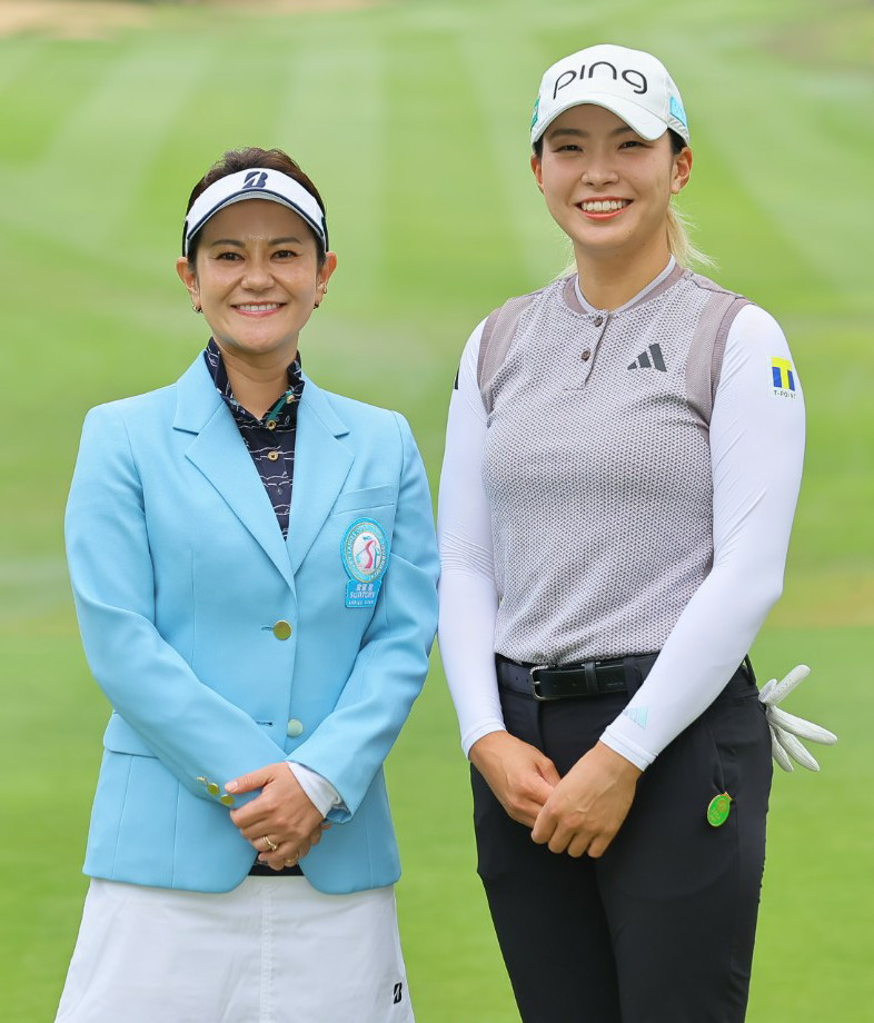 開会式で笑顔を見せる宮里藍アンバサダー（左）と渋野日向子（撮影・上田博志）