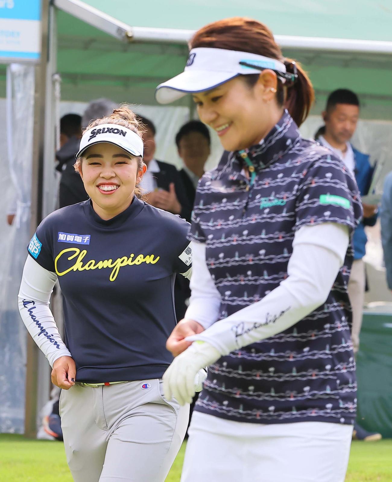 山下（左）は宮里アンバサダーと笑顔を見せながらプロアマ戦を回る（撮影・上田博志）