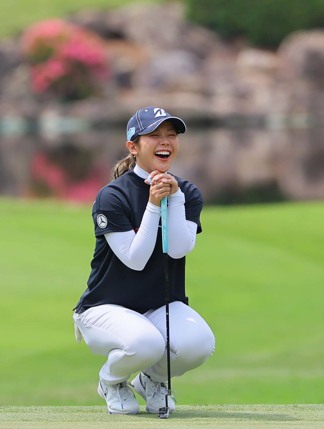 プロアマ戦を笑顔でラウンドする吉田優（撮影・上田博志）