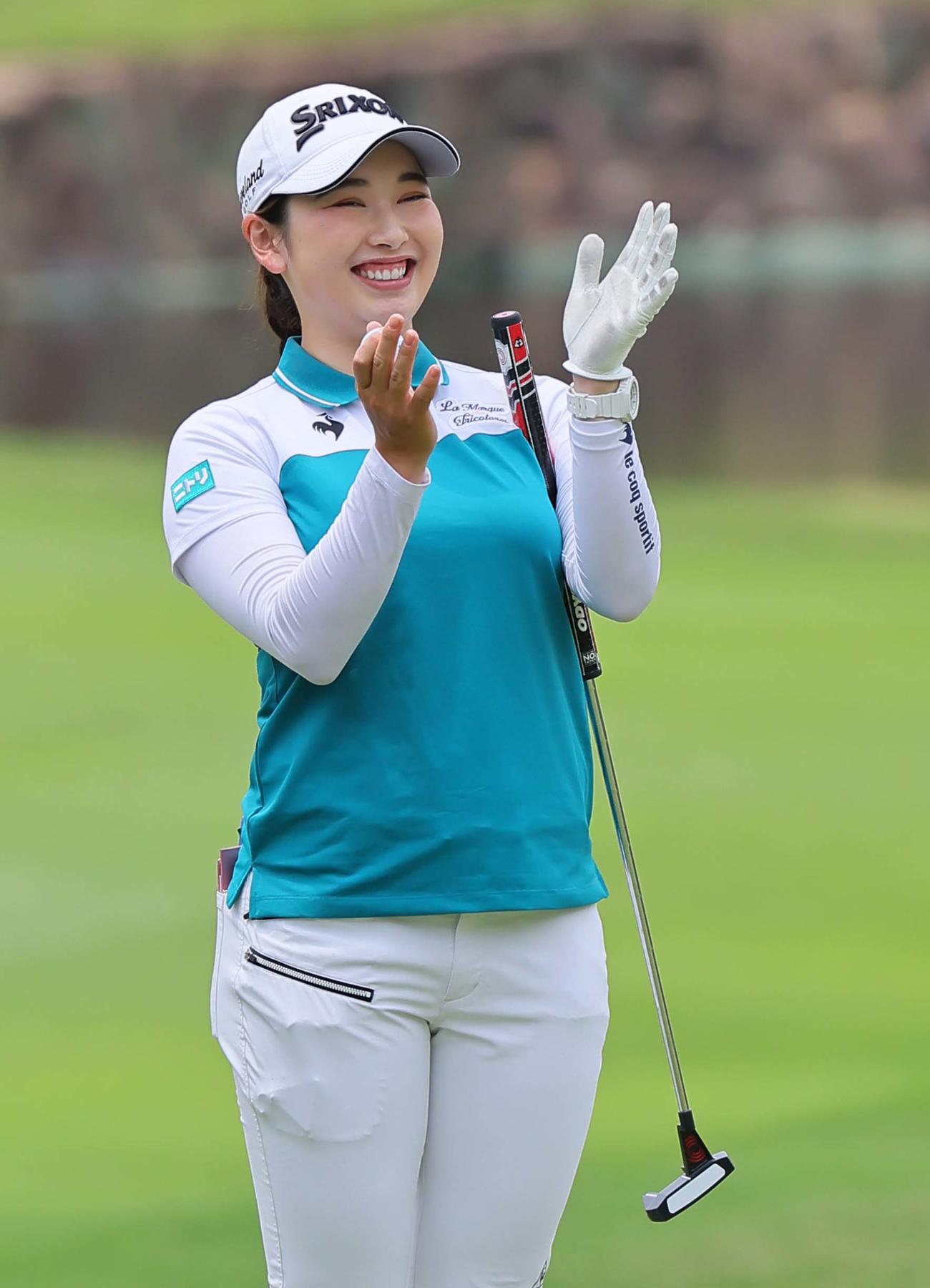アマチュアのナイスプレーに拍手を送る小祝（撮影・上田博志）