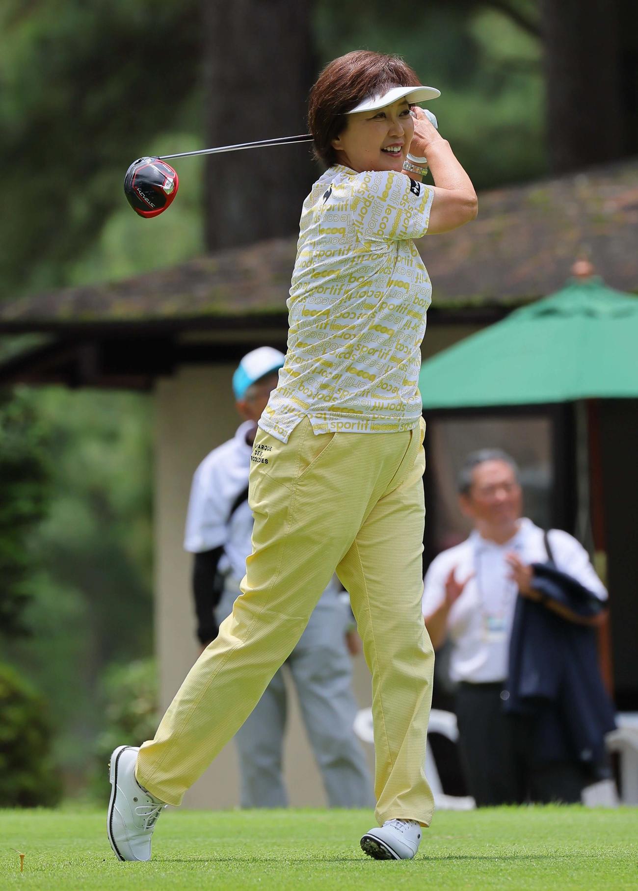 プロアマ戦でティーショットを放つ日本女子プロゴルフ協会・小林会長（撮影・上田博志）