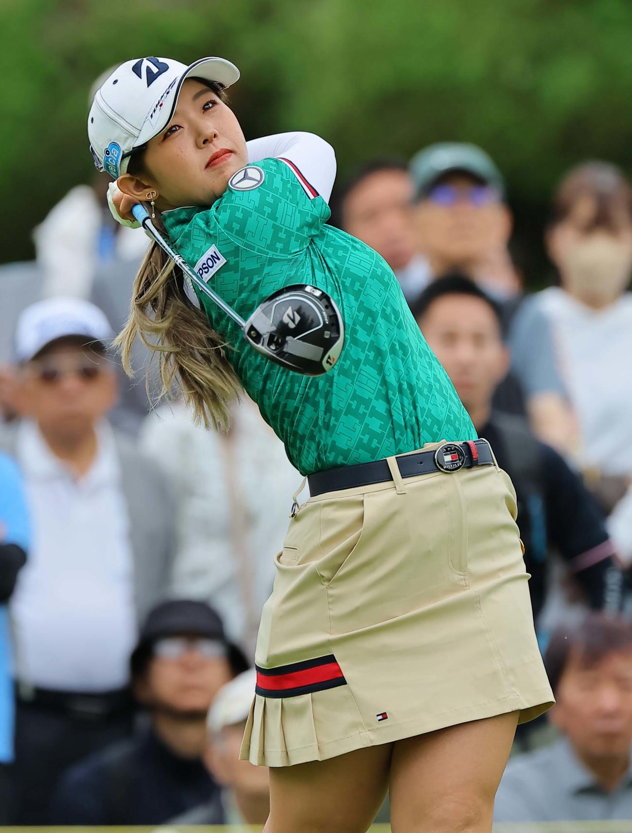 10番、ティーショットを放つ吉田優（撮影・上田博志）