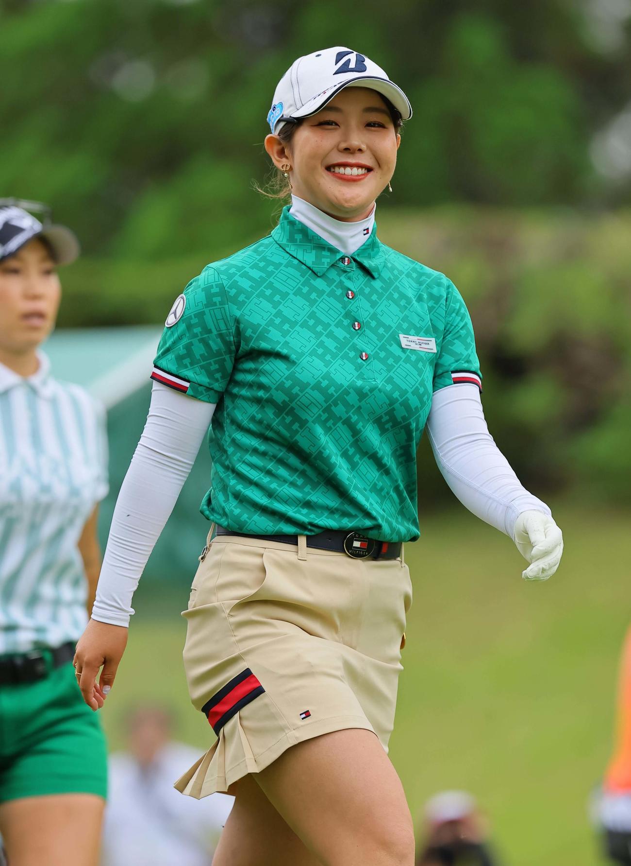 10番、笑顔を見せながらセカンドへ向かう吉田優（撮影・上田博志）