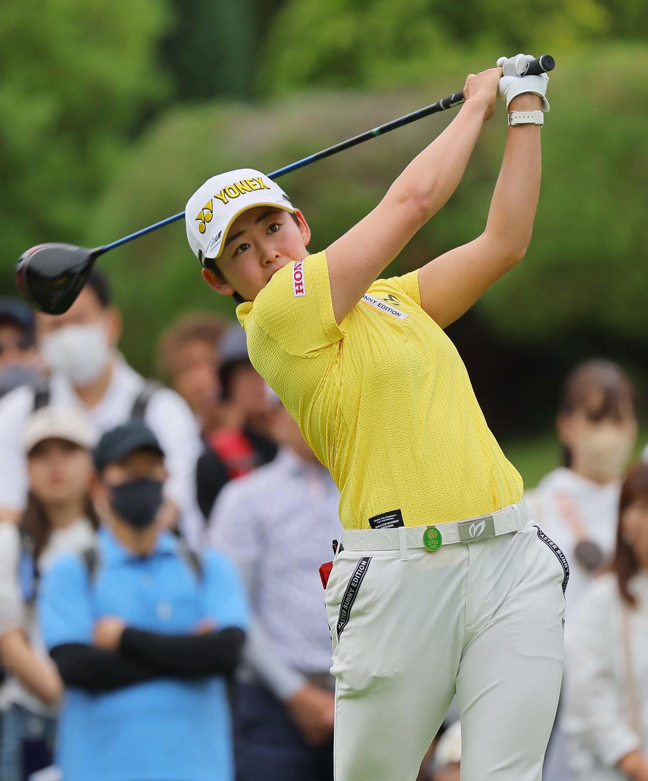 10番、ティーショットを放つ岩井明（撮影・上田博志）