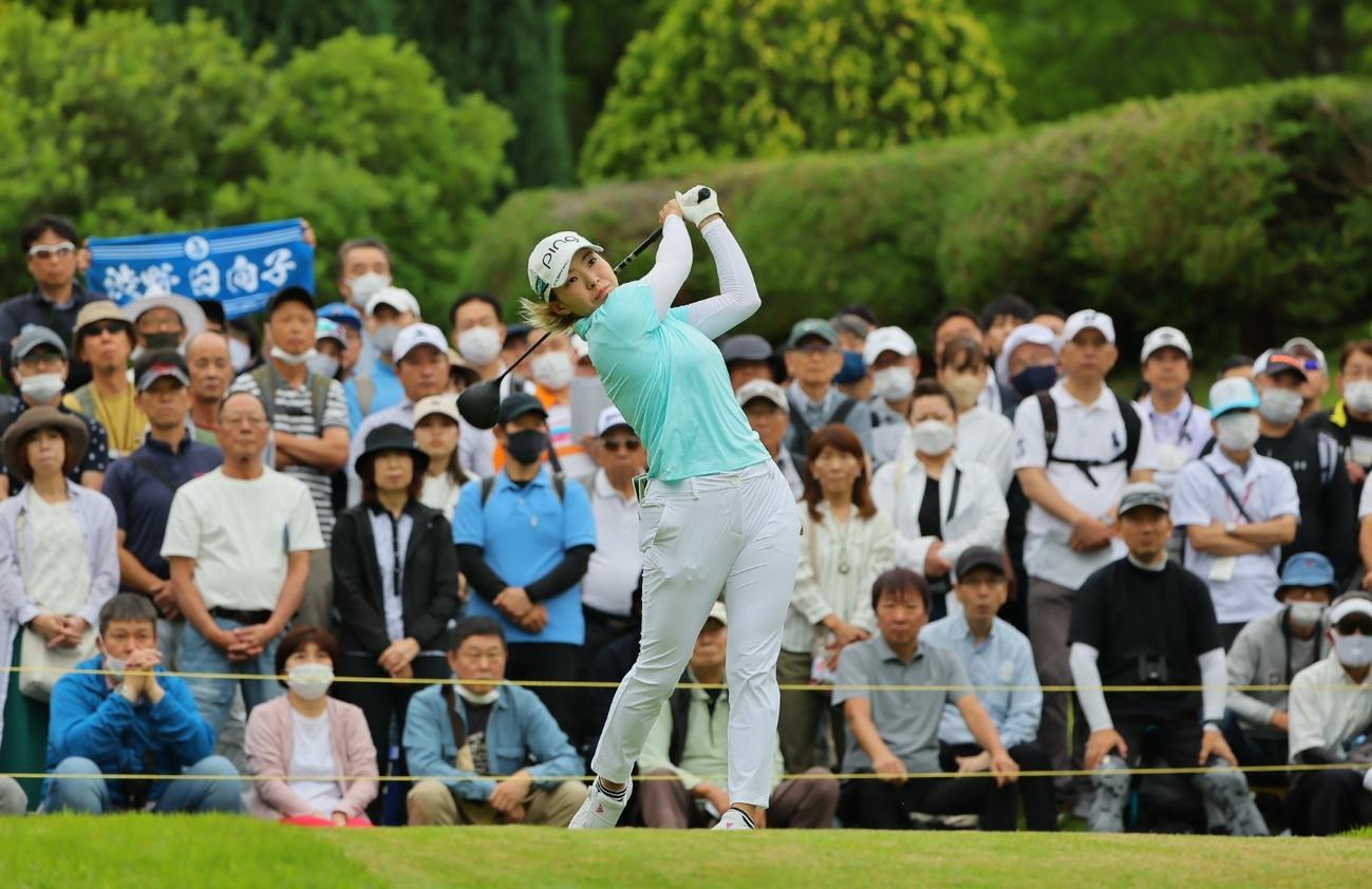 10番、ティーショットを放つ渋野日向子(撮影・上田博志)
