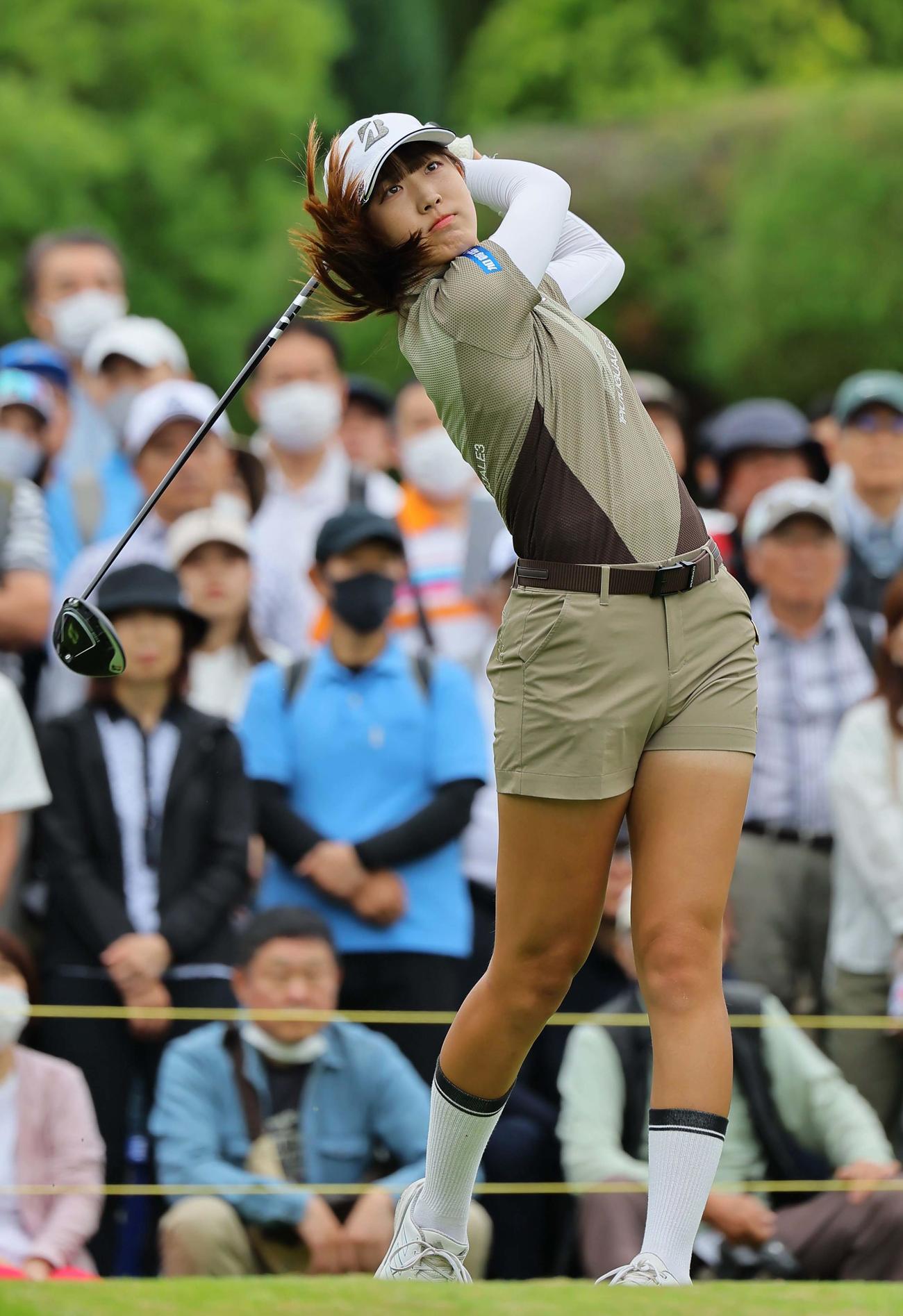 10番、ティーショットを放つ馬場（撮影・上田博志）