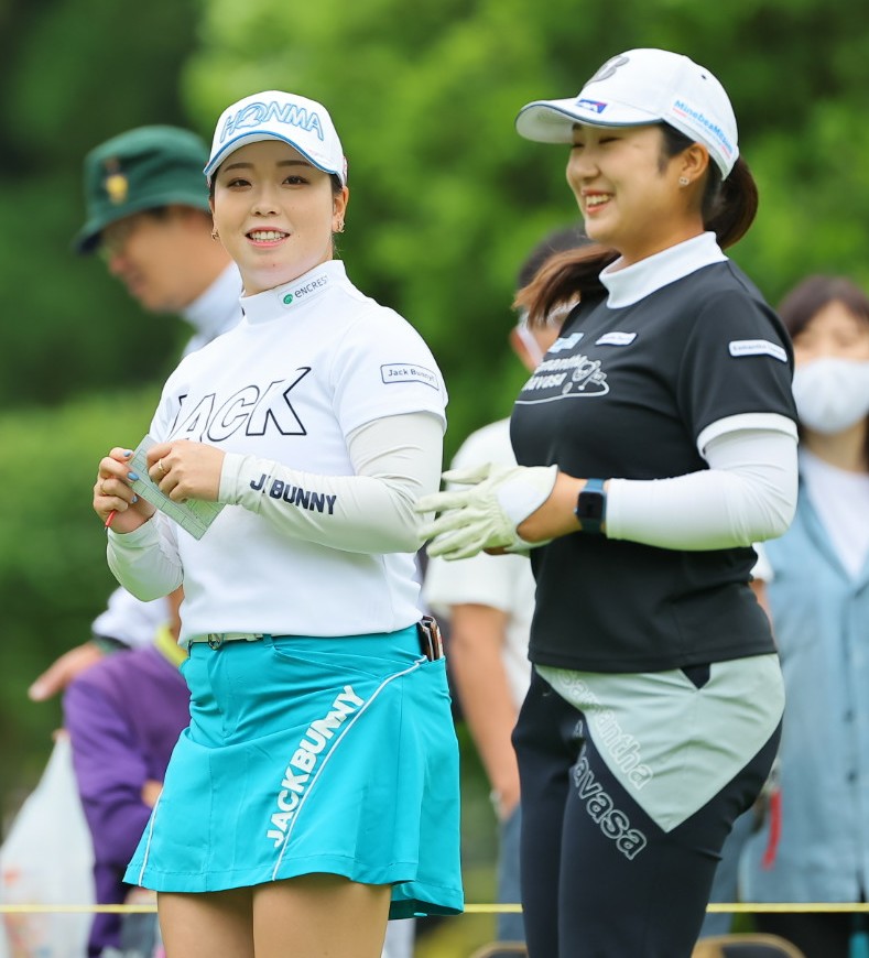 10番、ティーイングエリアで笑顔を見せる後藤未有（左）と阿部未悠（撮影・上田博志）