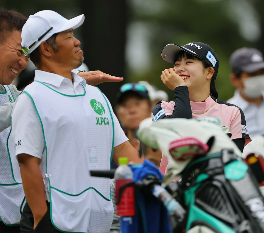10番、ティーイングエリアで笑顔を見せる尾関彩美悠（撮影・上田博志）