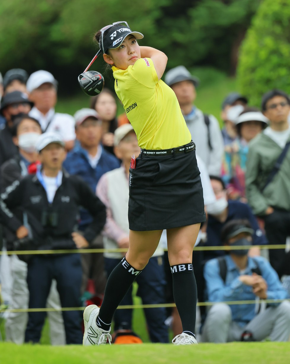 10番、ティーショットを放つ岩井千怜（撮影・上田博志）