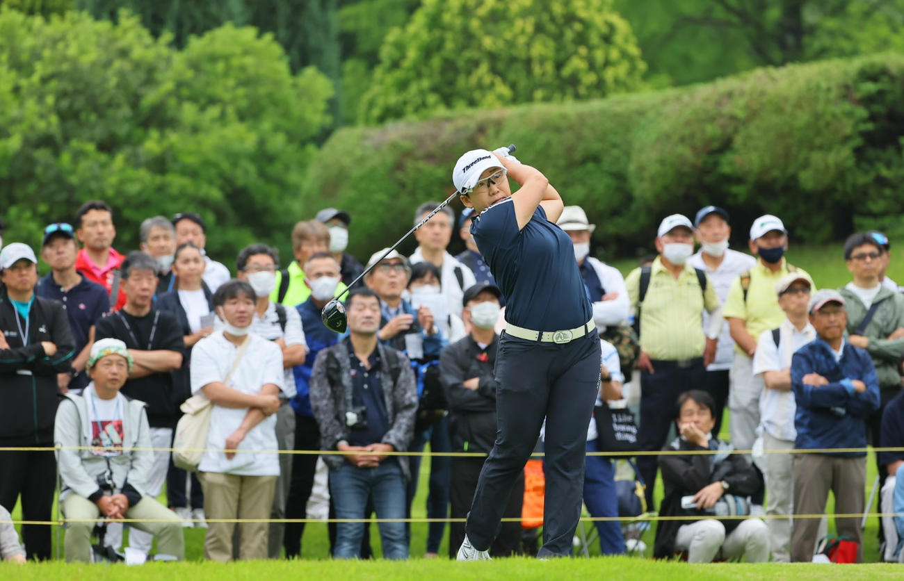 10番、ティーショットを放つ申ジエ（撮影・上田博志）