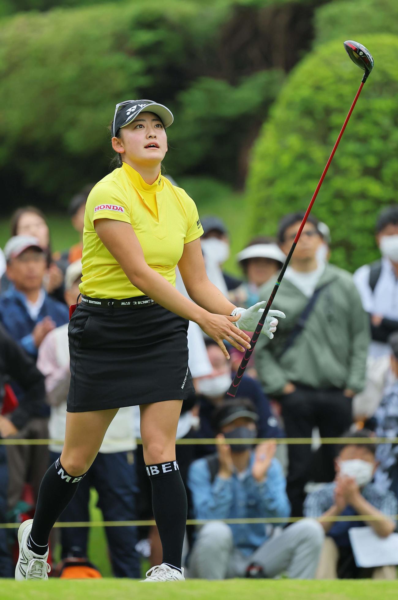 10番、ティーショットを放つ岩井千（撮影・上田博志）