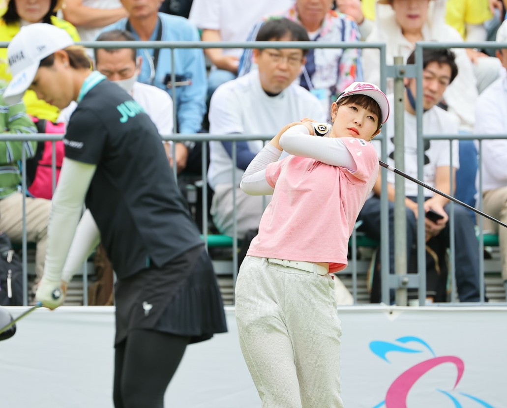 1番、素振りをして体を温める蛭田みな美(撮影・上田博志)