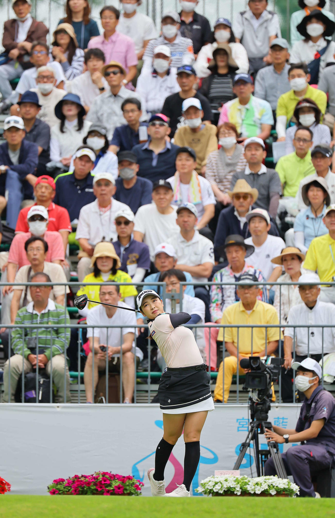 1番、ティーショットを放つ小祝（撮影・上田博志）