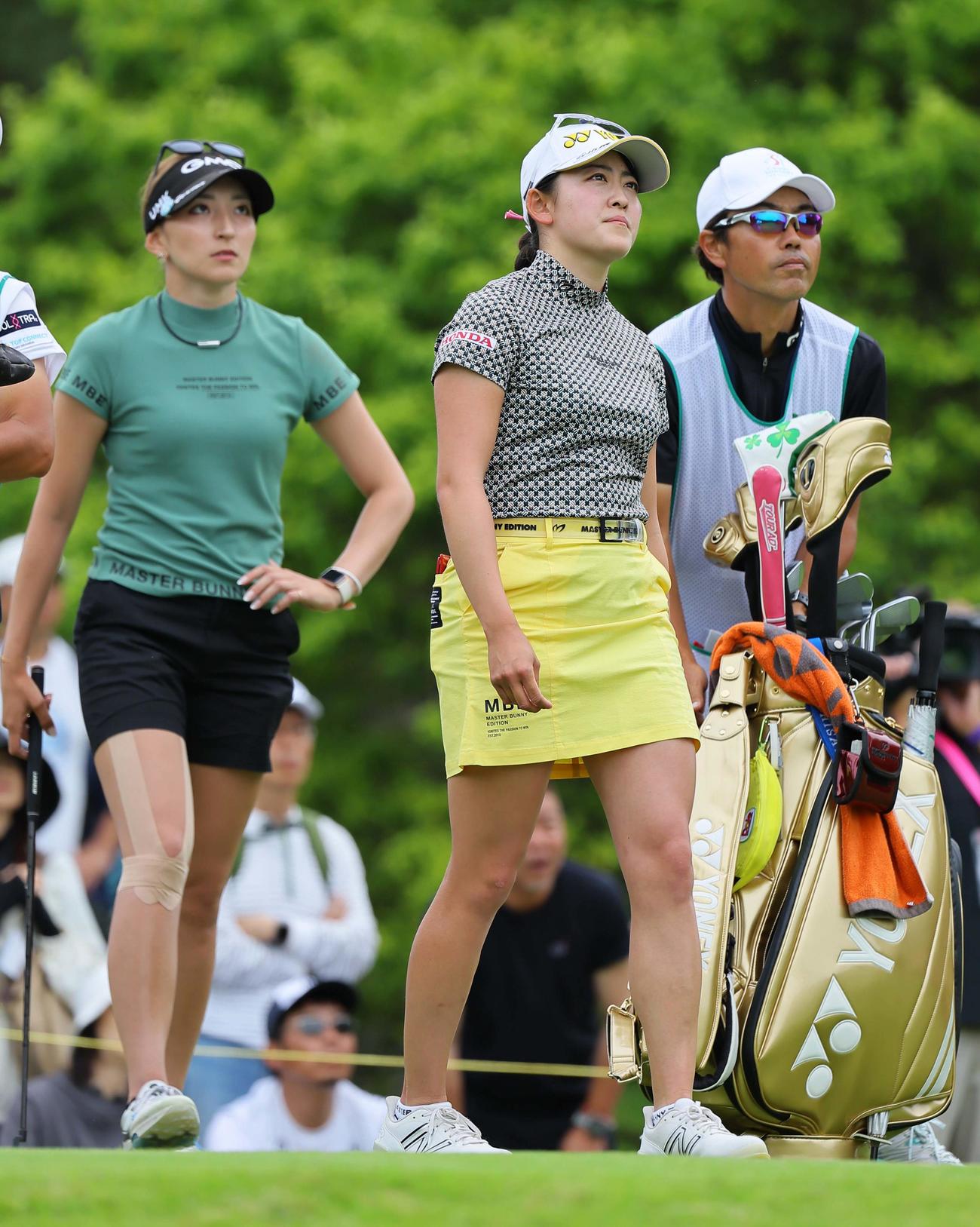 10番、安田彩乃の打球を見守る岩井千怜（中央）と脇元華（撮影・上田博志）