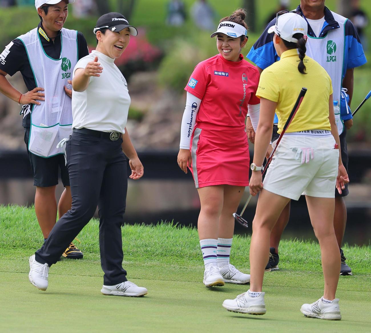 優勝した岩井千怜（右）を笑顔でたたえる申ジエ（左から2人目）と山下（撮影・上田博志）