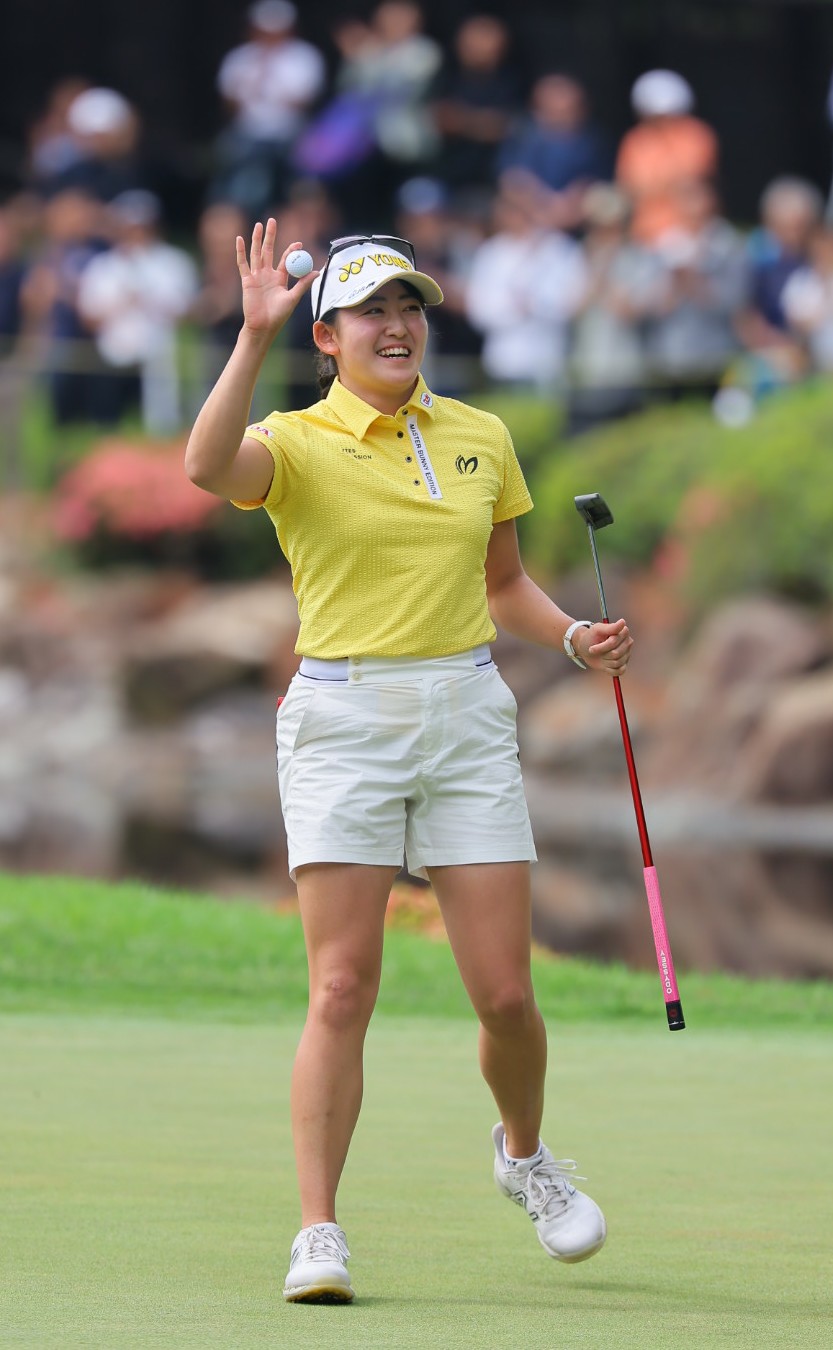 23アンダーで優勝し笑顔を見せる岩井千怜（撮影・上田博志）