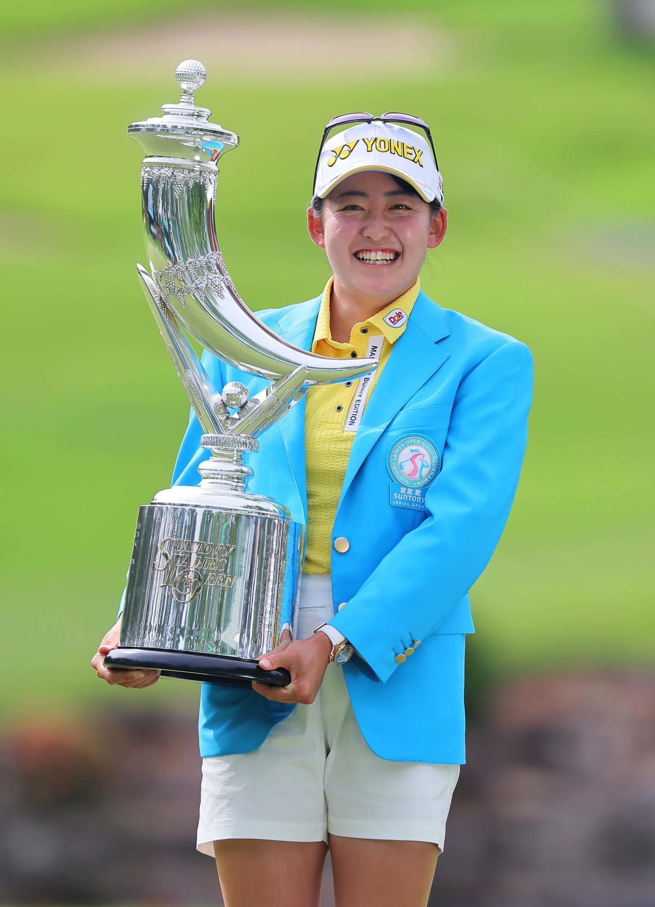 優勝トロフィーを手に笑顔を見せる岩井千（撮影・上田博志）