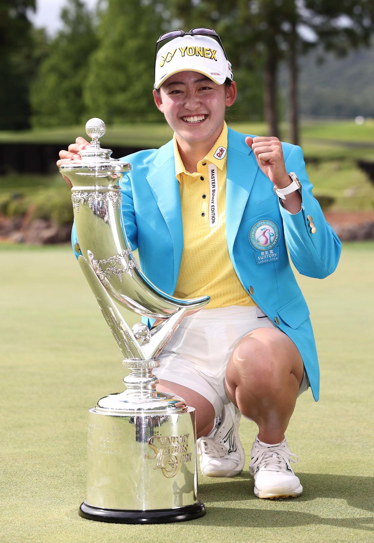 優勝トロフィーを手に笑顔を見せる岩井千（撮影・上田博志）