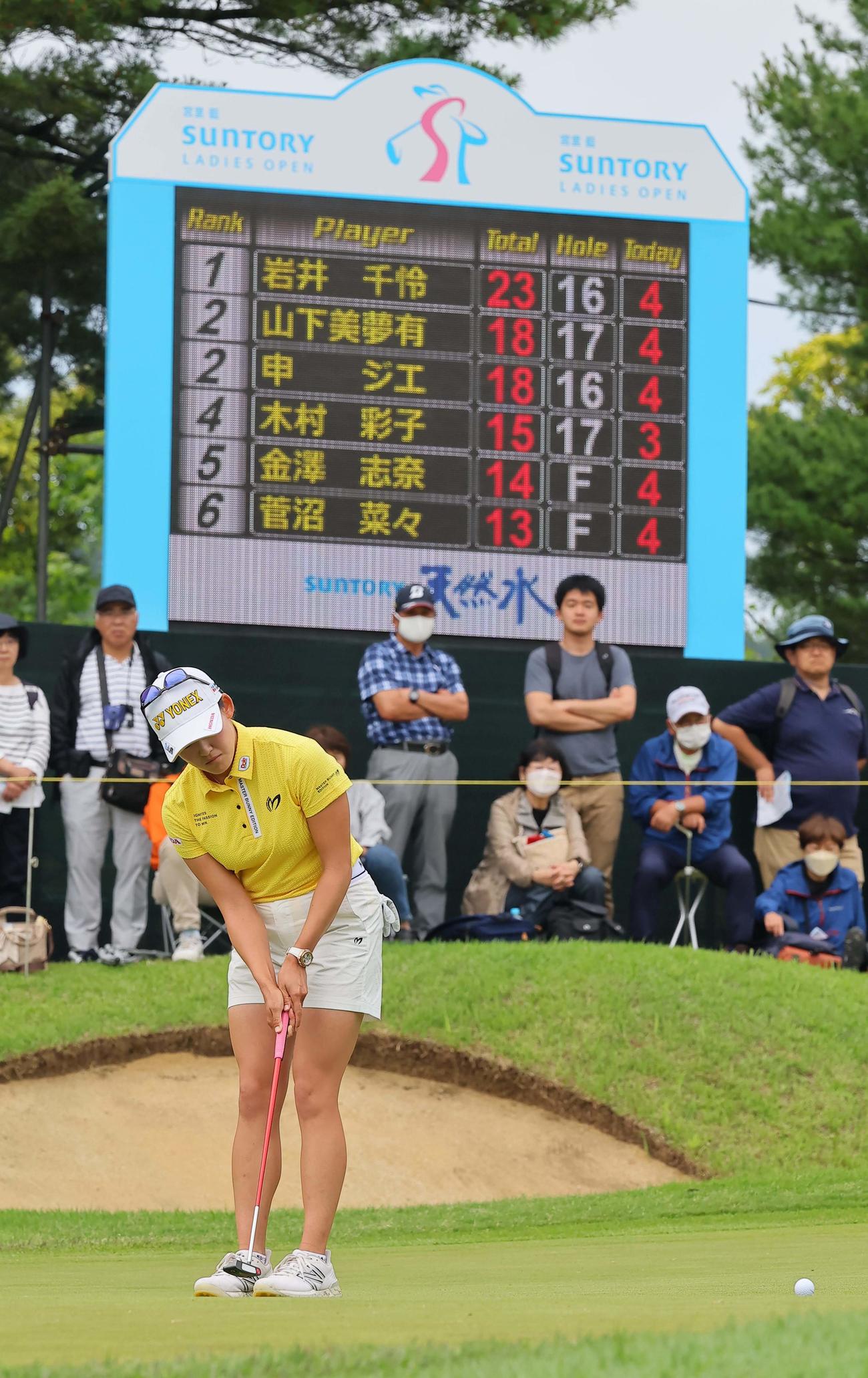 17番、バーディーパットに挑む岩井千。パーセーブし23アンダーをキープする（撮影・上田博志）