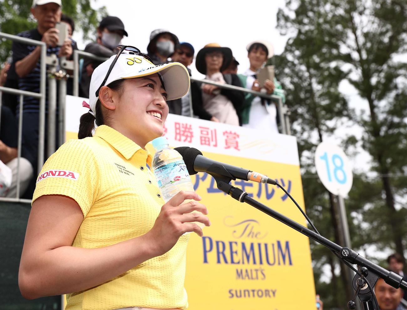 優勝インタビューを受ける岩井千（撮影・上田博志）