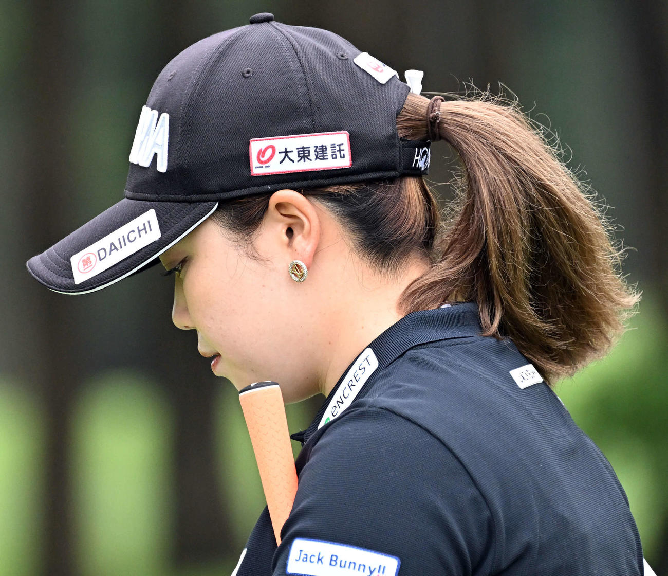 髪留めにティーを付ける後藤未有（撮影・たえ見朱実）