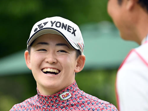 プロアマ戦に出場し笑顔を見せる岩井明愛（撮影・たえ見朱実）