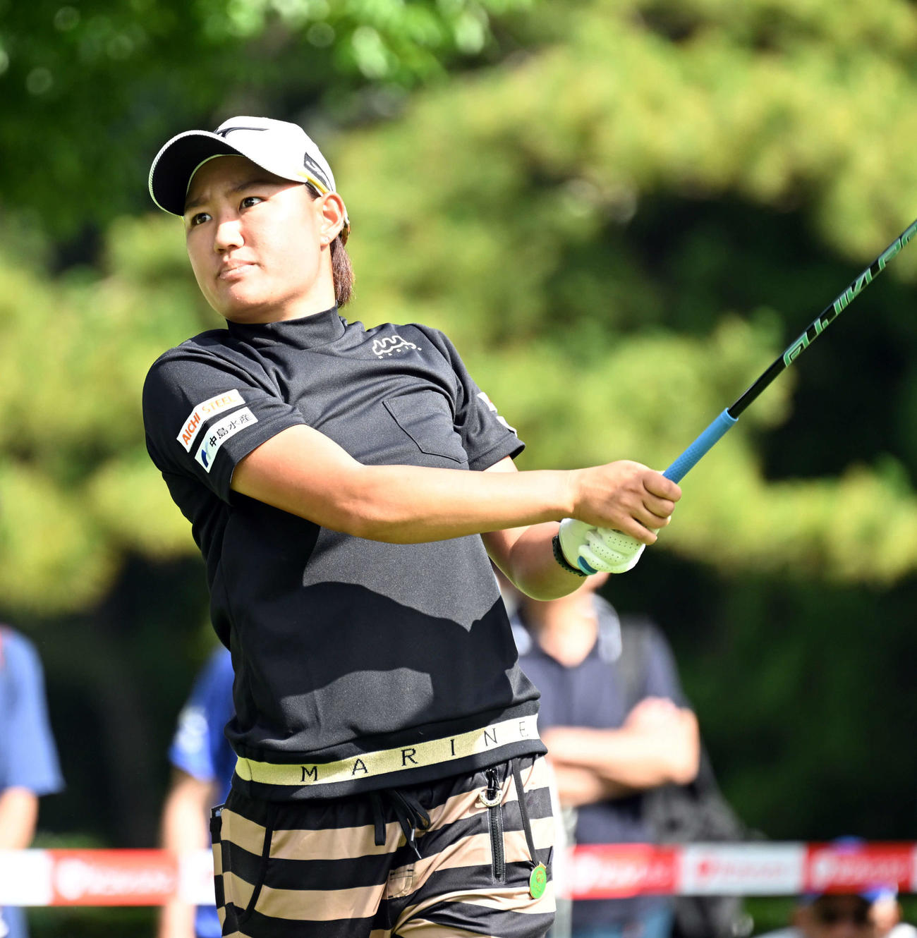 スタートホールでティーショットを放つ野沢真央（撮影・たえ見朱実）