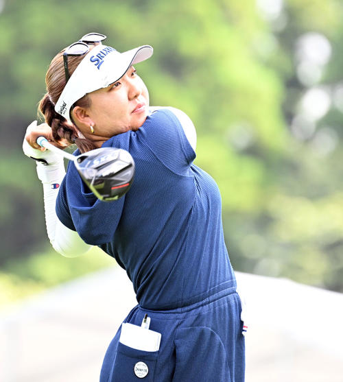スタートホールでティーショットを放つ仁井優花（撮影・たえ見朱実）