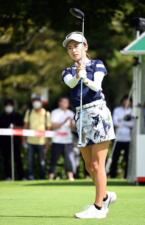 スタートホールでティーショットを放つ安田祐香（撮影・たえ見朱実）