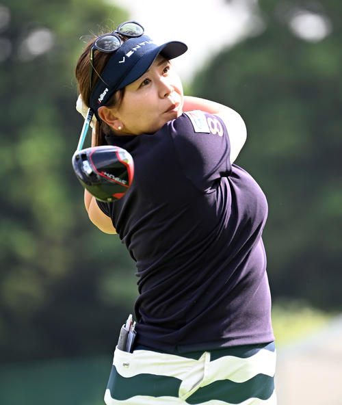 スタートホールでティーショットを放つ吉田弓美子（撮影・たえ見朱実）