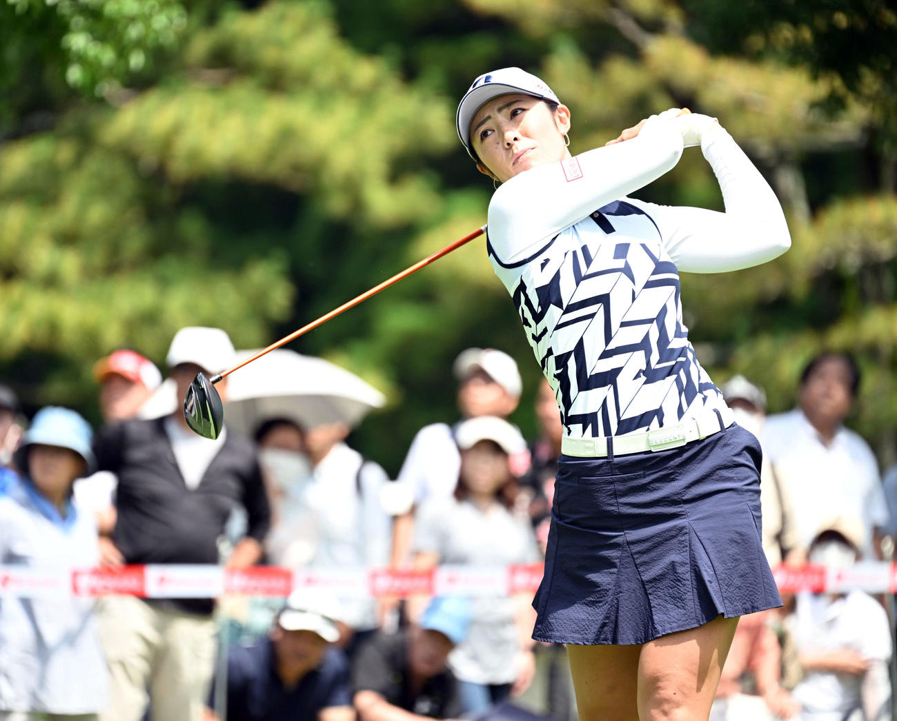 スタートホールでショット放つ渡辺彩香（撮影・たえ見朱実）
