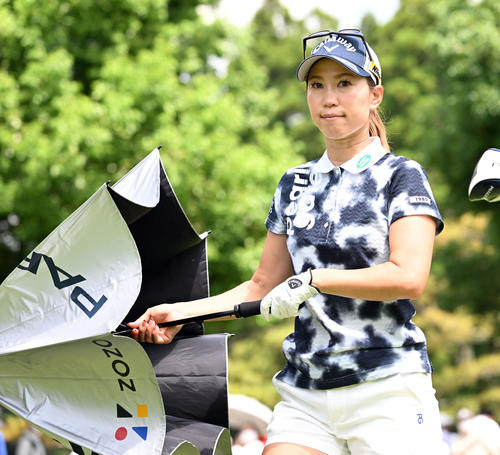 ショットを放ちスタートする上田桃子（撮影・たえ見朱実）