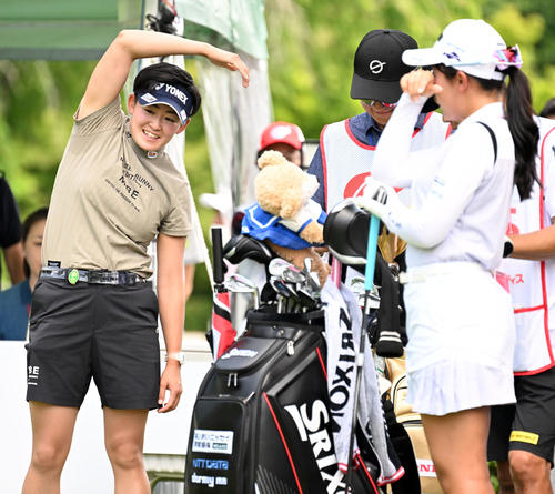 スタートホールでストレッチをする岩井明愛（撮影・たえ見朱実）