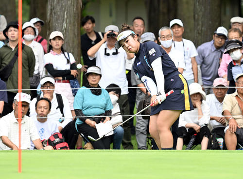 9番、チップインバーディーを狙う山下美夢有（撮影・たえ見朱実）