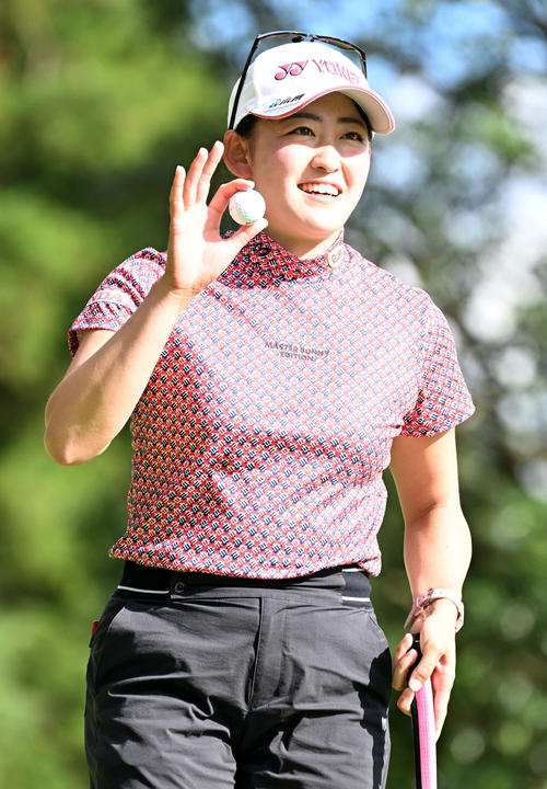 18番、バーディーを決め笑顔を見せる岩井千怜（撮影・たえ見朱実）