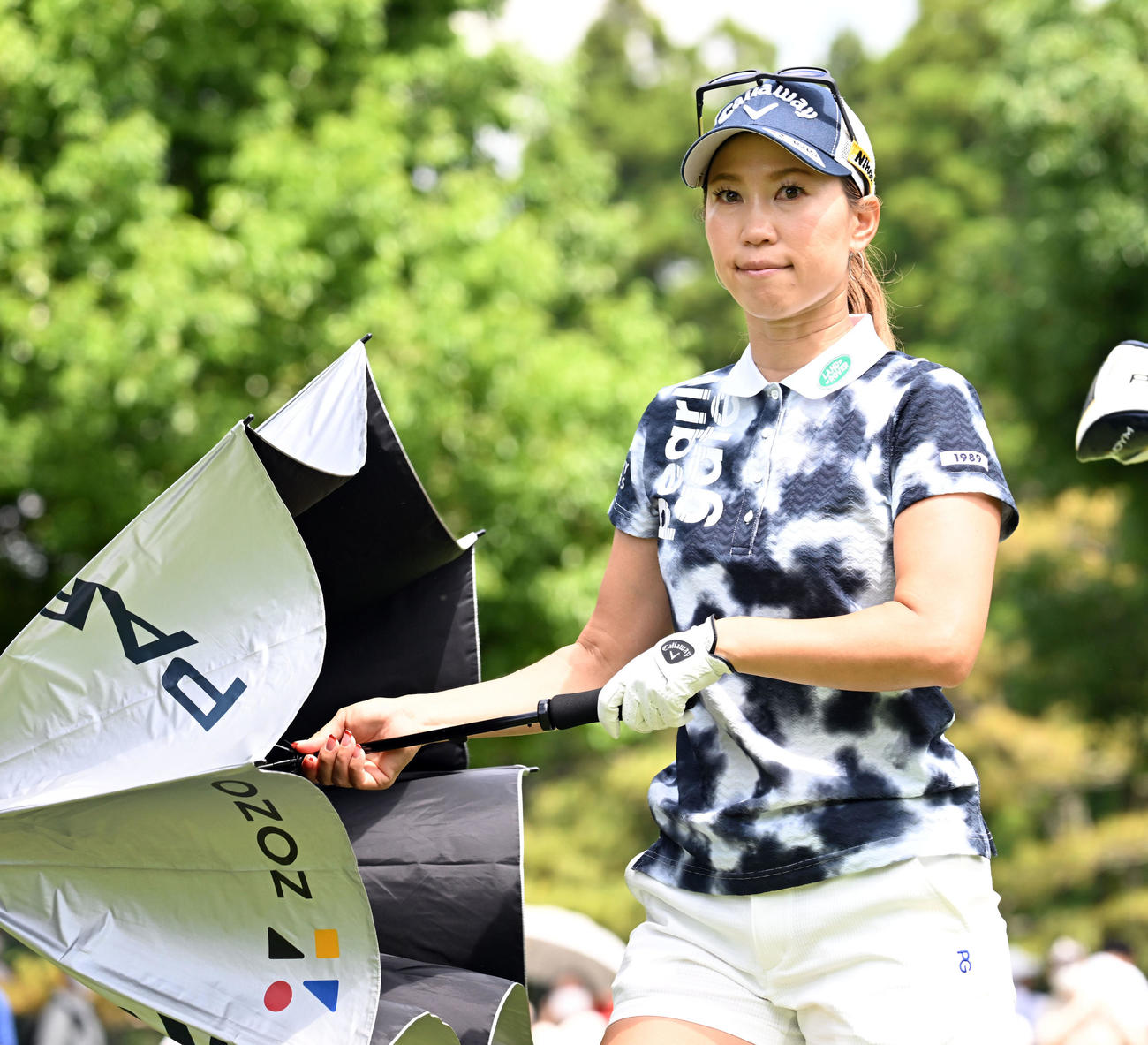 ショットを放ちスタートする上田桃子（撮影・たえ見朱実）