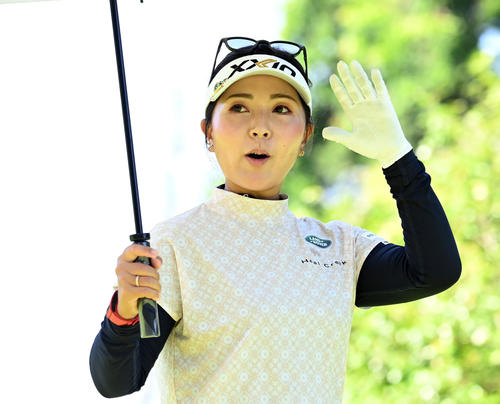 2番、ポーズを決める青木瀬令奈（撮影・たえ見朱実）