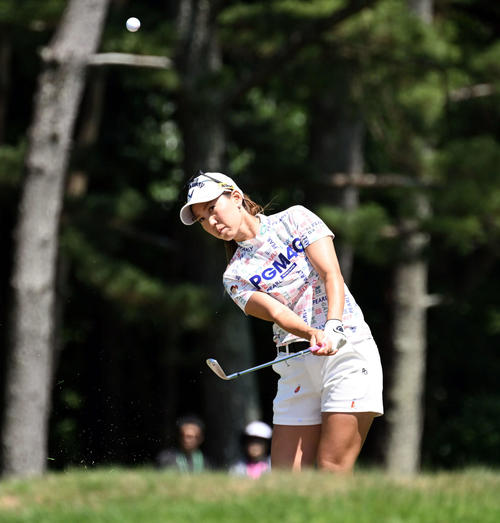 1番、アプローチショットを放つ上田桃子（撮影・たえ見朱実）