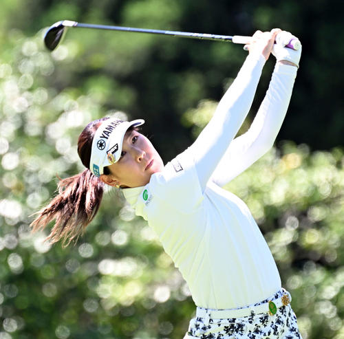 2番、ショットを放つ福田真未（撮影・たえ見朱実）