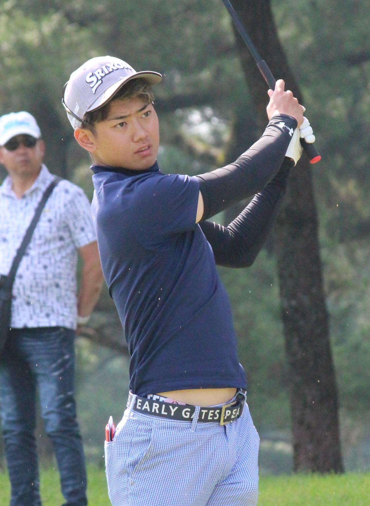 1番でティーショットする田中（撮影・菊川光一）