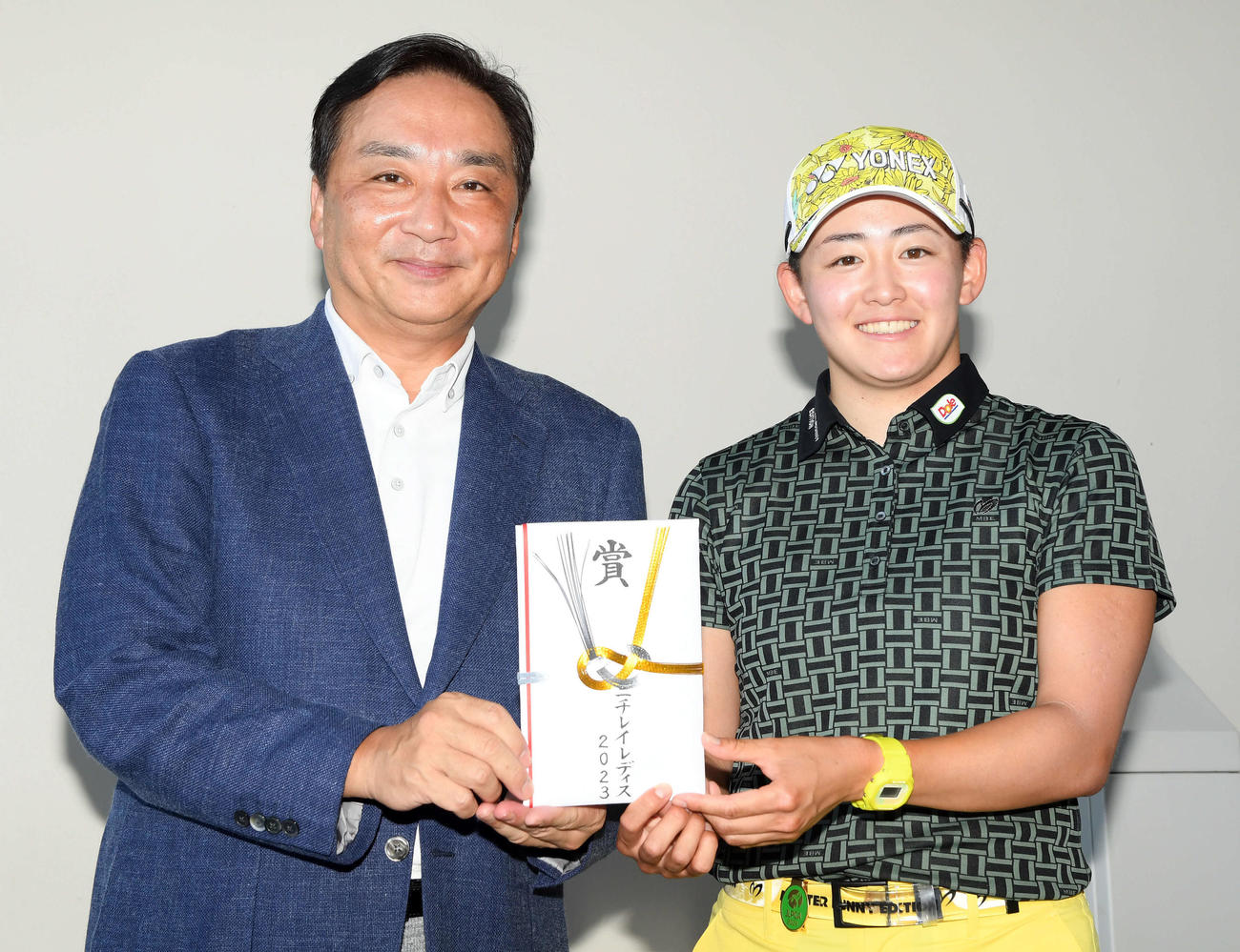 コースレコードをマークし表彰を受ける岩井明。左はニチレイフーズの竹永雅彦社長（撮影・たえ見朱実）
