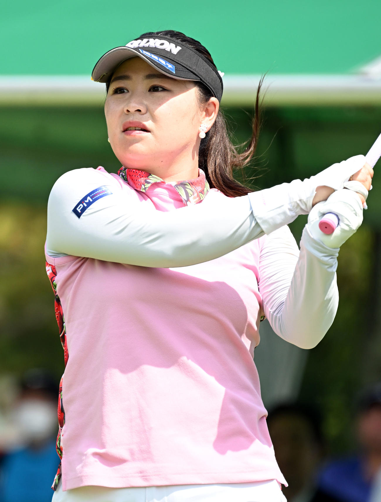 1番、ティーショットを放つ東浩子（撮影・たえ見朱実）