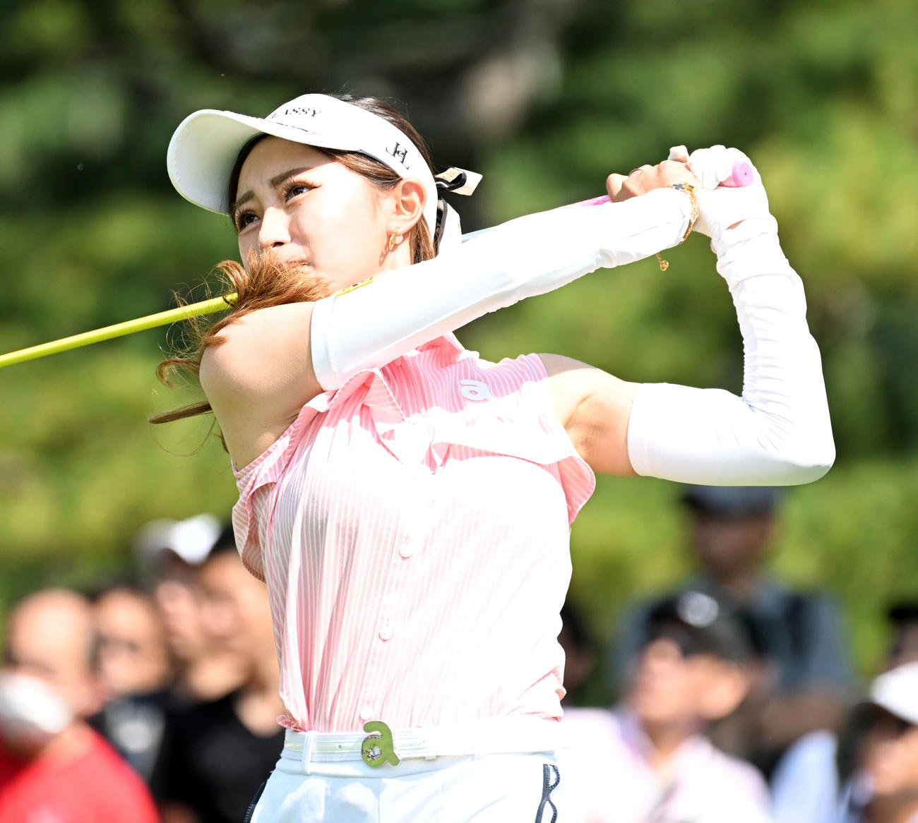 １番、ティーショットを放つ臼井麗（撮影・たえ見朱実）