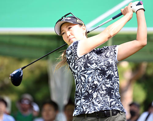 1番、ティーショットを放つ上田桃子（撮影・たえ見朱実）