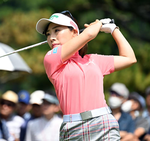 1番、ティーショットを放つ木村彩子（撮影・たえ見朱実）