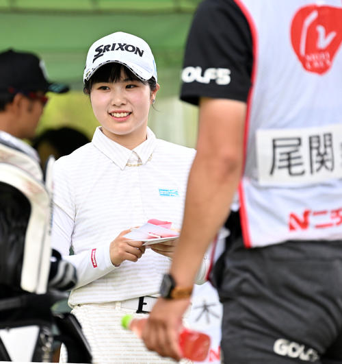 スタートで笑顔を見せる尾関彩美悠（撮影・たえ見朱実）