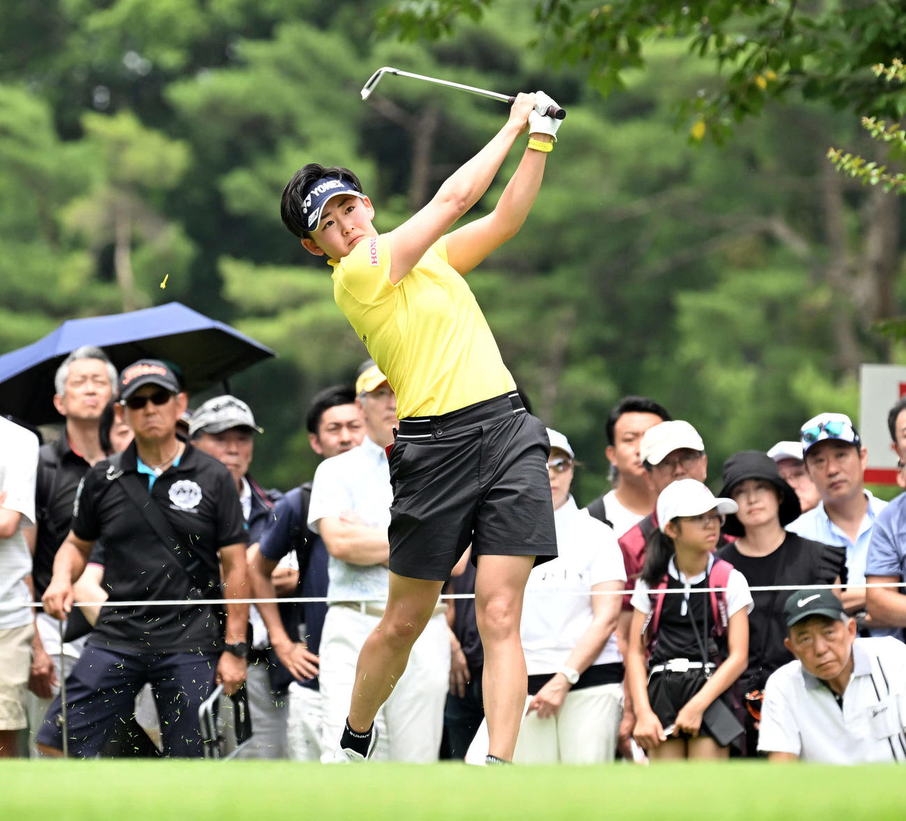 6番、ティーショットを放つ岩井明愛（撮影・たえ見朱実）