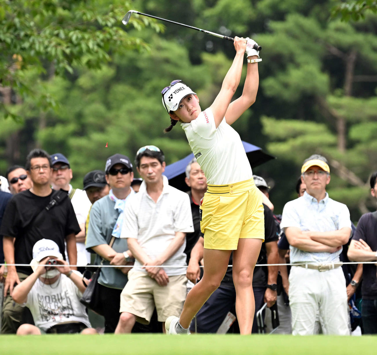 6番、ティーショットを放つ岩井千怜（撮影・たえ見朱実）