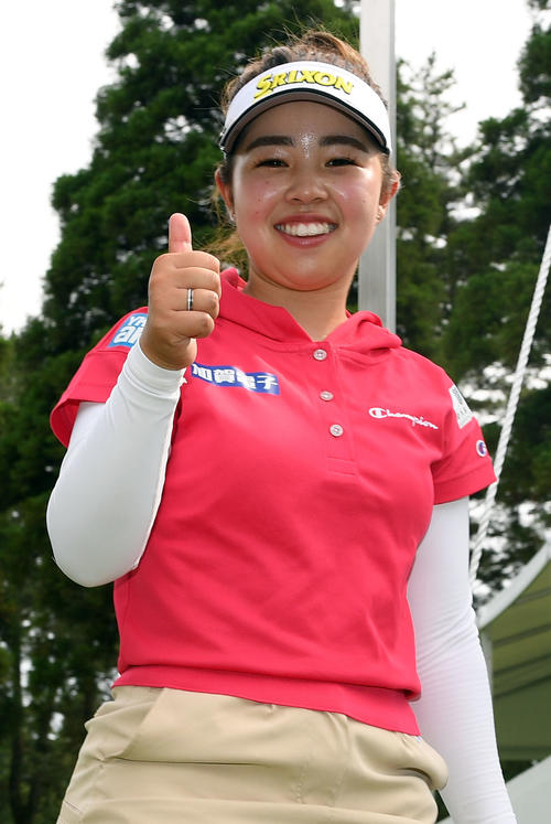 優勝を飾りポーズを決める山下美夢有（撮影・たえ見朱実）
